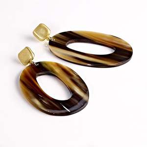 Pendientes de Cuerno de Búfalo Blanco de Diseño Exclusivo, Hechos a Mano por Mehak Impex, Pulidos con Cuidado - Product Image 1