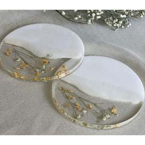 Ensemble de 2 sous-verres en résine de haute qualité avec des détails complexes pour une touche sophistiquée à la décoration intérieure à très bon prix - Product Image 1