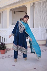 Ensemble de vêtements de mariage en 3 pièces, comprenant un salwar kameez en soie Fandy Crushi lourde, un dupatta en georgette avec des perles et un travail manuel, et un contraste de couleurs - Product Image 4