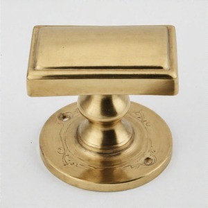 Bouton EmpireTwist Heritage Twist Bouton de porte en laiton massif Design artisanal avec vernis antique pour des intérieurs luxueux et élégants - Product Image 3