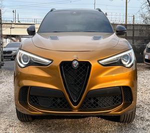 2022 AI-FAR R0ME0 Stelvio Quad-ri-for-glio Turbo Sedán Automático con Techo Solar, Faros Delanteros, Cámara Trasera 360, Asientos Eléctricos - Product Image 1