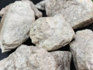 La pirofilita de alta pureza mejora la calidad superficial del caucho calandrado, minimizando los defectos para un acabado mejor. - Product Image 3