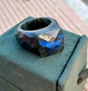 Bague en cristal de labradorite naturelle sculptée à la main de conception unique Bague à facettes en pierres précieuses de forme carrée à facettes de feu bleu - Product Image 1