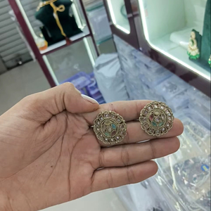 Boucles d'oreilles classiques en diamant américain en forme de cloche de lustre plaqué deux tons en alliage de zinc en Inde - Product Image 1