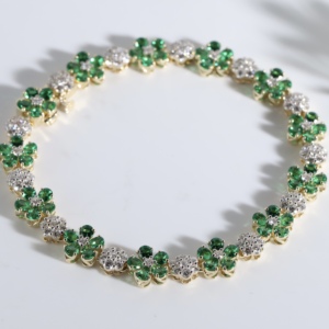 Bracelet tennis classique en or avec grappes de fleurs vert émeraude à cinq pétales et diamants blancs scintillants, bijoux fins pour fiançailles et mariage - Product Image 1