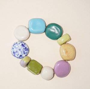 Pulsera de Cuentas de Resina Gruesas en Tono Ámbar de Moda, con Detalles Dorados, Forma Redonda y Cúbica, Joyería Hecha a Mano, Pulsera Elástica Brillante y Atrevida - Product Image 1