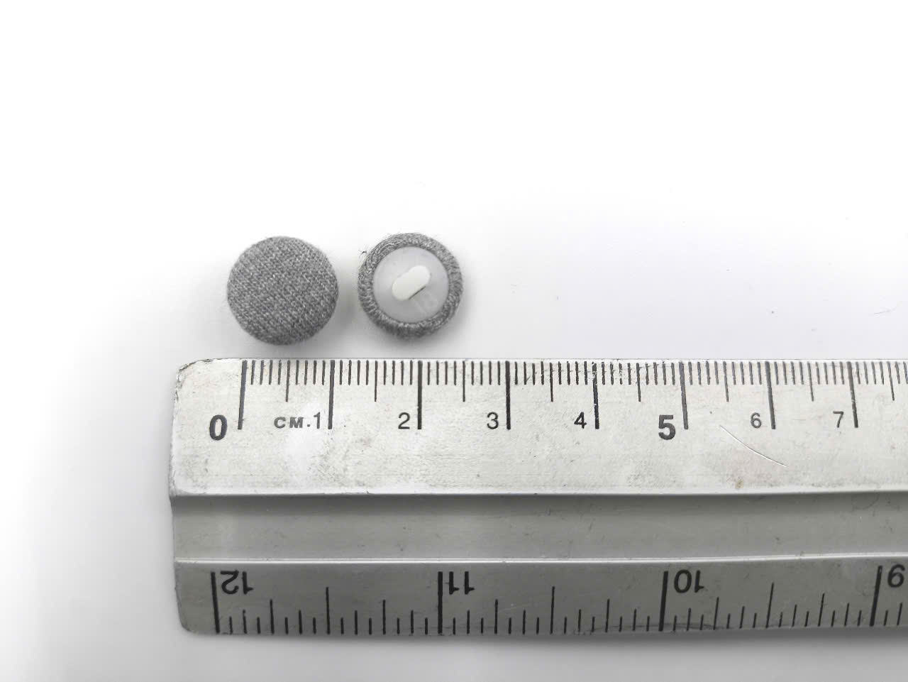 กระดุมผ้าขาวสีเทา