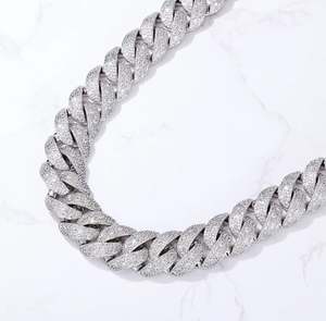 Collier chaîne cubaine en mosaïque de 18 mm avec moissanite VVS - Product Image 2