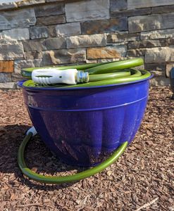 Soportes de metal resistentes para mangueras de jardín, diseñados para mangueras gruesas, que ofrecen opciones de almacenamiento en exteriores sin desorden. - Product Image 1