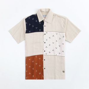 เสื้อเชิ้ตแขนสั้นพร้อมคอปกแบบแมนดารินและคลาสสิกที่สามารถเปลี่ยนได้พร้อมผ้าบาติกสีทันสมัยเน้นเนื้อผ้าผสม - Product Image 1