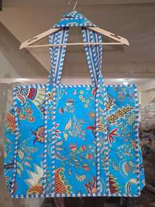 Sac fourre-tout en coton à fleurs bleu fait à la main | Sac à bandoulière matelassé imprimé bloc Boho | Shopper réutilisable écologique pour un usage quotidien - Product Image 2