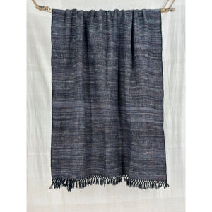 Châle en laine Kullu tissé à la main, élégant, ethnique, luxueux, respirant, doux, accessoire de mode d'hiver, design texturé simple et classique - Product Image 2