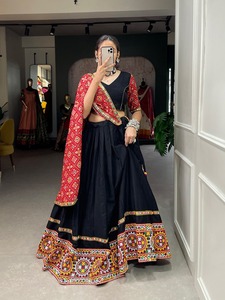 Créateur traditionnel en pur coton prêt à l'emploi Lehenga Choli pour femme par Fabzone - Product Image 3