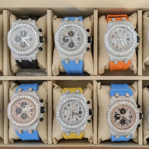 Listo Stock a granel disponible Pantalla digital de acero inoxidable Moissanite Diamonds VVS Clarity Iced para reloj de cuarzo Cuero - Product Image 1