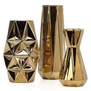 Floreros de metal más demandados, elaborados con formas y patrones intrincados que ofrecen valor artístico y funcionalidad sencilla. - Product Image 1