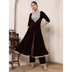 Túnica Anarkali de terciopelo marrón con parche bordado en el cuello, mangas tres cuartos, conjunto coordinado Indo Western con pantalón palazzo. - Product Image 3