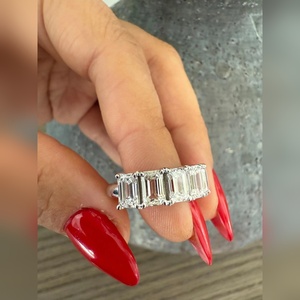 Anillo de Compromiso de Diamante Cultivado en Laboratorio con Corte Esmeralda de Lujo de 3.50 Quilates VVS2, Joyería de Aniversario, Proveedor Mayorista - Product Image 1