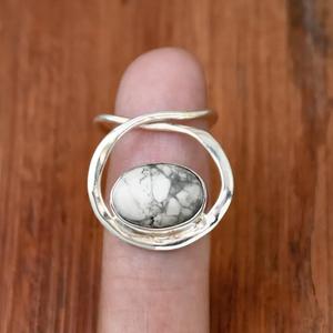 แหวนครบรอบดีไซน์แบบเกลียวทำด้วยมือเงินสเตอร์ลิง925อัญมณีสีขาวฮาวไลท์สัญลักษณ์คริสเตียนของขวัญสำหรับเธอ - Product Image 3