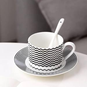 Juego de Taza y Platillo de Porcelana Estilo Hepburn Blanco y Negro, con Asa, Capacidad de 200 ml, Incluye Cuchara, Apto para Lavavajillas y Microondas - Product Image 6