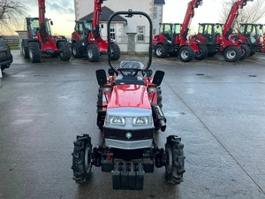 Tractor Agrícola Compacto Rojo 4x4, Máquina de Trabajo para Campos Pequeños - Product Image 4