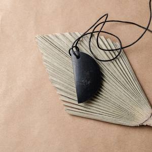 Colgante de shungita en forma de medio círculo de 0.8*2 pulgadas (21*50 mm) - Product Image 3