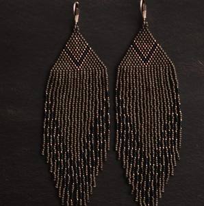 ต่างหูพู่ประดับลูกปัดทำมือ สีแมท คาเมล ชาร์โคล และ โกลด์ - Product Image 3