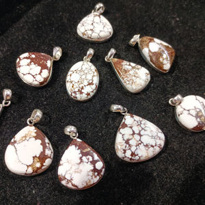 Collar con Colgante de Plata de Ley 925 con Turquesa y Múltiples Piedras de Alta Calidad, Diseño Caballo Salvaje - Product Image 2