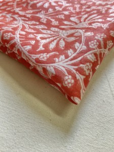 ผ้าฝ้ายพิมพ์ลายดอกไม้แบบแฮนด์บล็อก  งานฝีมือดั้งเดิม ลายดอกไม้และพืชพรรณ - Product Image 3