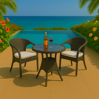 Ensemble moderne de table basse et 2 chaises en polyrotin avec rotin PE pour salon et jardin