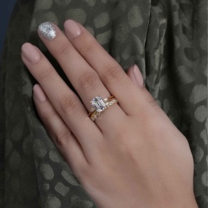 Ensemble de mariage moderne avec diamant de laboratoire émeraude VVS certifié IGI et bague de fiançailles en or 14 carats pour femme à prix réduit - Product Image 2