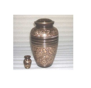 Urne funéraire en aluminium noir et or avec motif floral gravé, luxe, décorative, pour cendres humaines adultes. - Product Image 6