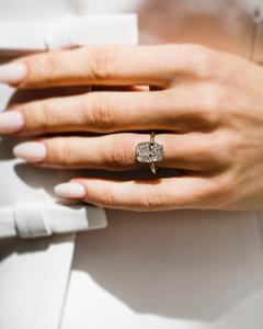 11x9mm Allongé Coussin Coupe Moissanite Solitaire Bague de Fiançailles en Réglage de Lunette avec Bande d'Or | Bijoux de Mariage de Mariée - Product Image 1