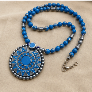 Collier ethnique en perles bleues motif soleil, pendentif en métal moulé, bijoux d'art populaire pour femmes, marque KOTTRAVAI, cadeau Tamil - Product Image 4