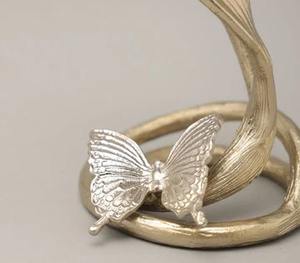 Soporte de vela artesanal de aluminio dorado, estilo real, perfecto para agregar un encanto elegante, acogedor y decorativo - Product Image 5