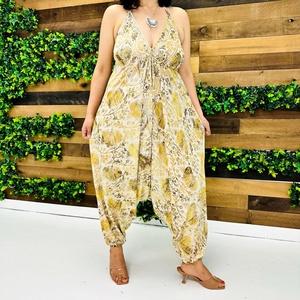 Nouvelle Arrivée Combinaison Harem Femme en Soie de Sari Indienne Recyclée à Motif Floral, Col en V, Taille Haute, Écologique, Broderie de Fête - Product Image 2