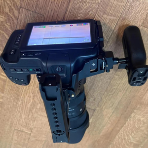 Ensemble Cinéma 2025 – Caméra 6K G2 EF avec objectif zoom 18-35mm et kit d'accessoires Premium 3D plein format 4/3 et accessoires - Product Image 1