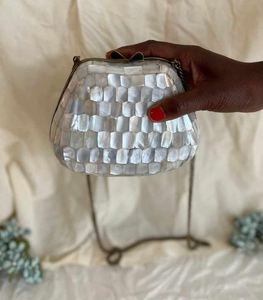 Sac à main en nacre verte avec fermoir en métal, orné de pierres, écologique, fait à la main pour femmes - Product Image 1