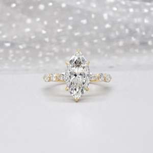 Anillo de Compromiso con Diamante Marquise Cultivado en Laboratorio y Halo Oculto con Piedras Laterales - Product Image 1