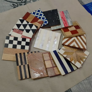 Exportador mayorista indio ofrece nuevo diseño clásico forma cuadrada posavasos de madera conjunto de resina almohadilla Decoración de mesa accesorios venta - Product Image 2