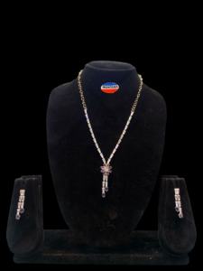 Ensemble de bijoux en diamants américains classiques Collier léger et boucles d'oreilles assorties pour femmes Idéal pour un usage quotidien ou des événements formels - Product Image 2