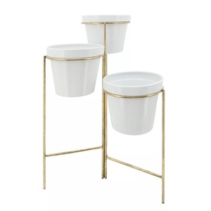 Destaca con nuestras macetas geométricas de metal diseñadas para hacer una declaración con formas angulares y líneas audaces estas Macetas - Product Image 5