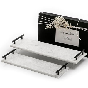 Plateau de service alimentaire en marbre blanc moderne Poignées noires Forme rectangulaire Vaisselle de mariage Taille et forme personnalisées Prix de gros - Product Image 1
