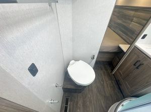 1F66F5DN7P0A05589 2024 Autocaravana de Lujo Clase A de 34 Pies con Motor de Gasolina y Sistema Slide Out - Product Image 6