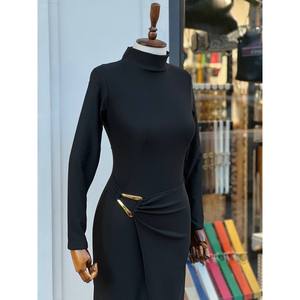Vestido ajustado negro con tela otomana, detalle de hebilla y abertura, silueta elegante - Product Image 1