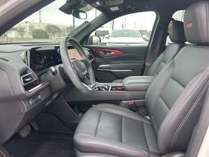 Chevrolet Traverse Z71 AWD 2024 d'occasion, conduite à gauche, intérieur foncé, sièges en cuir - Product Image 6