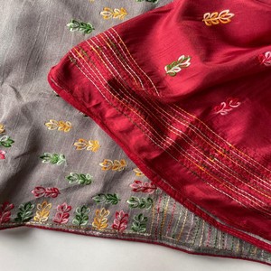 Sari VASTRA COTTAGE de Yute Puro Tussar con Bordado Kashmirí, Detalle de Ribete Elegante y Blusa en Contraste, Ropa Étnica - Product Image 6