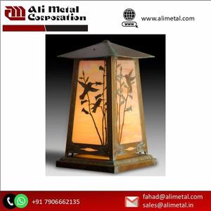 Lanterne de décoration esthétique à cadre en bois avec poignées métalliques design Lanterne moderne Accessoires d'éclairage pour la maison et l'intérieur - Product Image 5