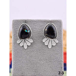 Pendientes de Plata de Ley con Turquesa Negra Estilo Suroeste y Diseño Floral Engastado en Bisel - Product Image 1