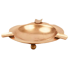 Cendrier Golden Plate avec de petites jambes et un design de tasse à fumée personnalisé, parfait pour la maison, les restaurants, les bars, les bureaux et les mariages - Product Image 1