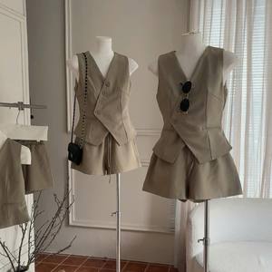 Conjunto de Chaleco sin Mangas y Pantalones Cortos a Medida para Mujer - Product Image 2